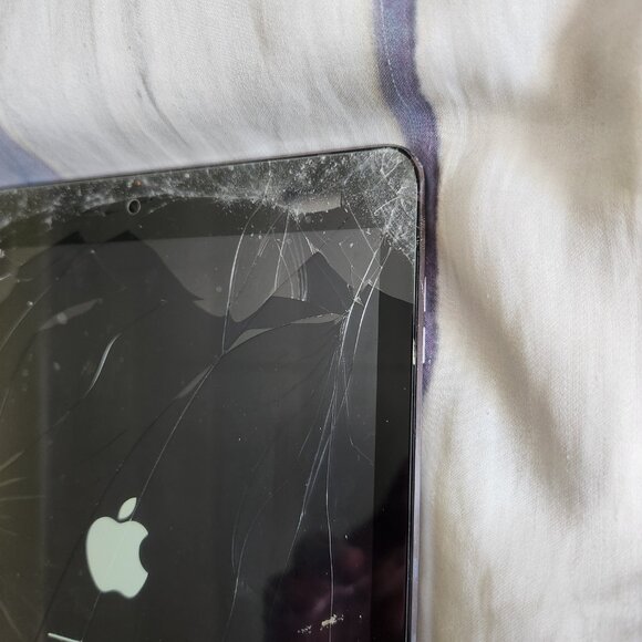 Apple iPad Air A1474 Tablet, 16GB, 9.7", WiFi Only, A7 Processor, w/Battery - Picture 8 of 14